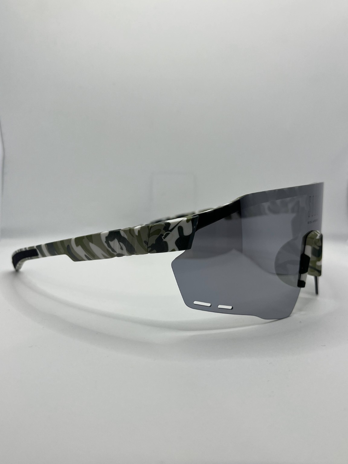 Óculos solar esportivo camuflado